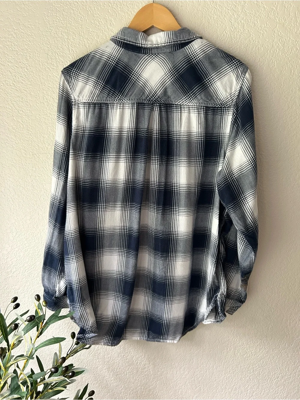 Women’s‎ Navy & White Plaid Button-Down Shirt